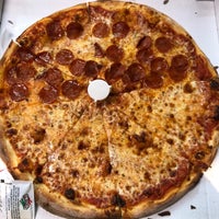 Foto scattata a Bongiorno&amp;#39;s New York Pizzeria da Laura F. il 4/10/2021