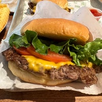 Photo taken at Shake Shack by Laura F. on 6/23/2022