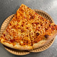 รูปภาพถ่ายที่ 2 Bros. Pizza โดย Vincent M. เมื่อ 1/21/2023