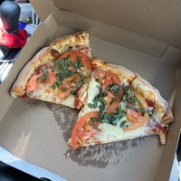 Foto tirada no(a) North Beach Pizza por Toren S. em 4/10/2021
