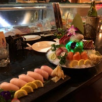 รูปภาพถ่ายที่ Pink Sumo Sushi &amp;amp; Sake Café โดย Justin G. เมื่อ 2/17/2019