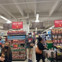 Photo taken at Mariano&amp;#39;s Fresh Market by Jale K. on 10/17/2021