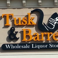 รูปภาพถ่ายที่ Tusk &amp;amp; Barrel Whole Sale Liquor Store โดย Ralph R. เมื่อ 11/1/2012