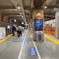 Photo taken at Hanshin Kobe-Sannomiya Station (HS32) by メーメル on 5/18/2024