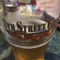 Foto scattata a 8th Street Grille da Momma Girl il 5/29/2016