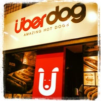 Das Foto wurde bei Überdog - Amazing Hot Dogs von Jose Vicente M. am 10/28/2012 aufgenommen