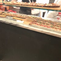 Foto tirada no(a) Merilu Pizza Al Metro por Shawn B. em 3/31/2018