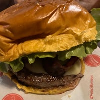 Снимок сделан в Barney&amp;#39;s Burger пользователем Rafael Garcia R. 11/2/2023