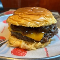 Photo taken at Barney&#39;s Burger by Rafael Garcia R. on 9/7/2023