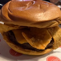 Photo taken at Barney&amp;#39;s Burger by Rafael Garcia R. on 11/2/2023