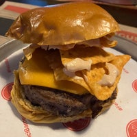 Снимок сделан в Barney&amp;#39;s Burger пользователем Rafael Garcia R. 5/1/2024