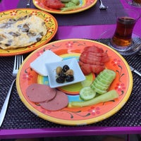 Foto diambil di Tencere Tava Cafe &amp;amp; Breakfast oleh Mehmet Can pada 8/23/2014