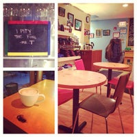 1/28/2013 tarihinde Coreyziyaretçi tarafından 2 Alices Coffee Lounge'de çekilen fotoğraf
