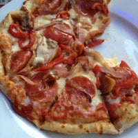 รูปภาพถ่ายที่ Zella&amp;#39;s Pizzeria โดย Shamrock เมื่อ 10/5/2012