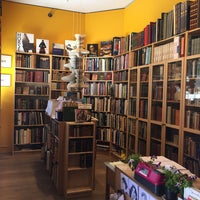 6/10/2017 tarihinde Alexia K.ziyaretçi tarafından World&amp;#39;s End Bookstore'de çekilen fotoğraf