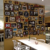 9/21/2012 tarihinde Harry F.ziyaretçi tarafından Homeys Cafe'de çekilen fotoğraf