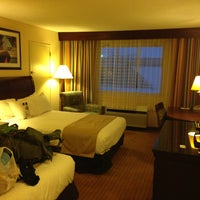 รูปภาพถ่ายที่ DoubleTree by Hilton Hotel Denver โดย Sterling C. เมื่อ 5/2/2013