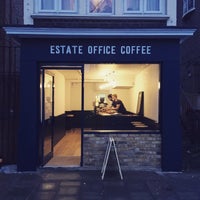Foto tirada no(a) Estate Office Coffee por Roz T. em 10/19/2016