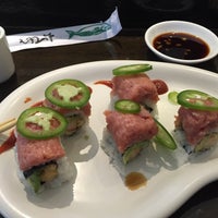 Снимок сделан в Zooma Sushi пользователем Scott Y. 6/10/2016