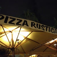 Foto tirada no(a) Pizza Rustica por Luke C. em 4/30/2013