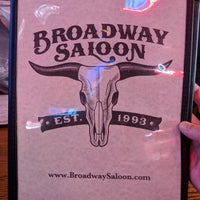 Foto tomada en Broadway Saloon Bar and Grill  por Marc T. el 6/20/2020