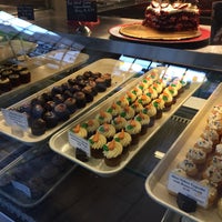 Das Foto wurde bei Bittersweet Catering~Cafe~Bakery von Elizabeth S. am 4/28/2016 aufgenommen