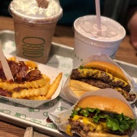 Photo taken at Shake Shack by Justine Mae P. on 5/21/2018