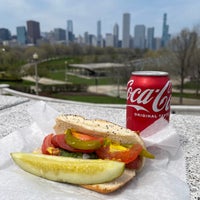 4/30/2022 tarihinde Priscilla C.ziyaretçi tarafından Kim &amp;amp; Carlo&amp;#39;s Chicago Style Hot Dogs'de çekilen fotoğraf