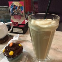 Photo taken at Suca Chocolate Lounge &amp;amp; Coffee by Celes R. on 10/16/2016