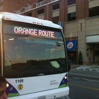 Foto tirada no(a) Charm City Circulator Orange Route - Central Avenue - #226 por joezuc em 10/5/2012