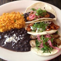 รูปภาพถ่ายที่ La Lucha - Tacos &amp;amp; Boutique โดย Matt B. เมื่อ 8/15/2013