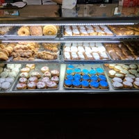 1/12/2018 tarihinde Brian A.ziyaretçi tarafından Cops &amp;amp; Doughnuts Bakery'de çekilen fotoğraf