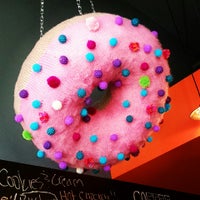 1/31/2015 tarihinde Melissaziyaretçi tarafından Sugar Shack Donuts &amp;amp; Coffee'de çekilen fotoğraf