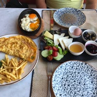 Das Foto wurde bei Naturalinn Şarküteri &amp; Restoran von Zeynep am 8/4/2020 aufgenommen