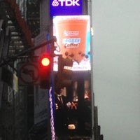 Foto tomada en Dunkin&amp;#39; Times Square Billboard  por Tyler el 4/18/2013