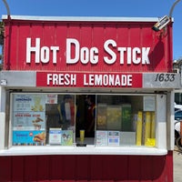 Das Foto wurde bei Hot Dog on a Stick von J Scott O. am 8/8/2021 aufgenommen