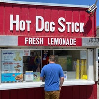 Foto scattata a Hot Dog on a Stick da J Scott O. il 8/8/2021