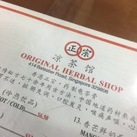 Photo taken at Original Herbal Shop 正宗凉茶馆 by Kim-Geck L. on 9/28/2016