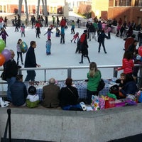 3/10/2016 tarihinde Silver Spring Ice Rink at Veterans Plazaziyaretçi tarafından Silver Spring Ice Rink at Veterans Plaza'de çekilen fotoğraf