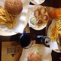 รูปภาพถ่ายที่ Cafe de Burger โดย Cigdem O. เมื่อ 9/14/2014