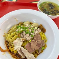 Photo taken at Hill Street Tai Hwa Pork Noodle by paphaunn on 7/29/2023