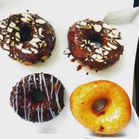 Foto tirada no(a) Jolly Molly Donuts por Maribel L. em 8/15/2015