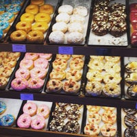 Foto tirada no(a) Jolly Molly Donuts por Maribel L. em 8/22/2015