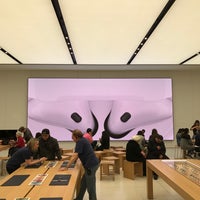 Photo taken at Apple Brent Cross by Boback on 4/19/2017