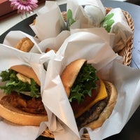 Photo taken at Freshness Burger by ぼのの on 4/9/2017