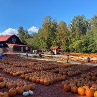Photo taken at Burt&amp;#39;s Pumpkin Farm by Anil B. on 10/1/2020
