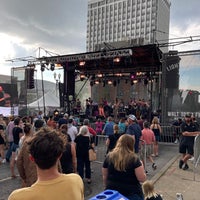 Foto diambil di Live On The Green Music Festival oleh Jeff H. pada 9/5/2022