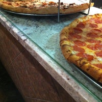 Foto tomada en Vincent&#39;s Pizza  por Luigi C. el 11/27/2012