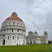 Foto tirada no(a) Piazza del Duomo (Piazza dei Miracoli) por RT em 3/31/2024