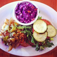 รูปภาพถ่ายที่ Veggie Grill โดย Kelly B. เมื่อ 4/16/2013